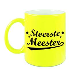 Foto van Stoerste meester cadeau mok / beker neon geel 330 ml - feest mokken