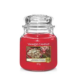 Foto van Yankee candle geurkaars medium peppermint pinwheels - 13 cm / ø 11 cm