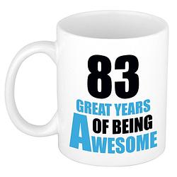 Foto van 83 great years of being awesome cadeau mok / beker wit en blauw - feest mokken