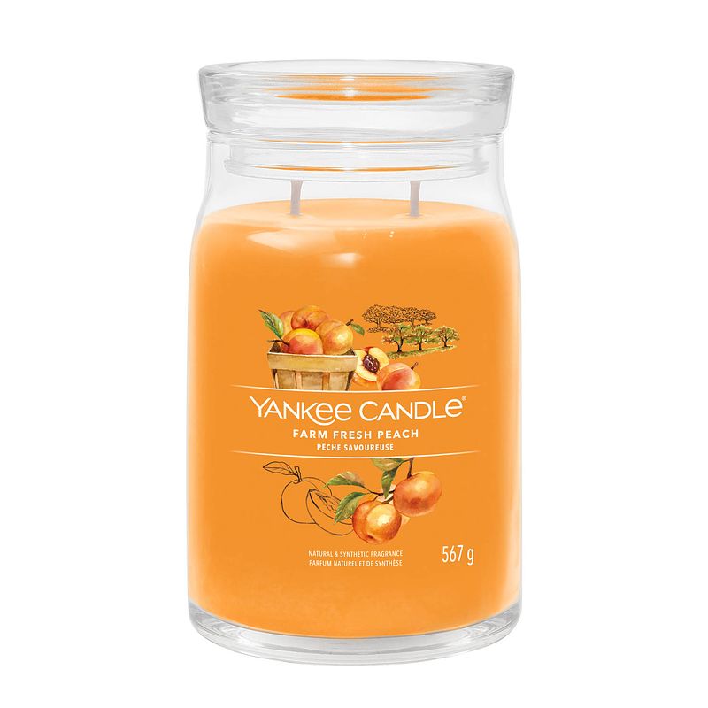 Foto van Yankee candle geurkaars large - met 2 lonten - farm fresh peach - 16 cm / ø 9 cm