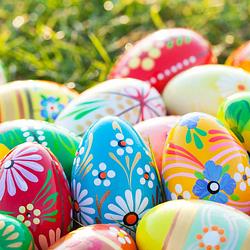 Foto van 40x servetten pasen thema gekleurde eieren 33 x 33 cm - feestservetten