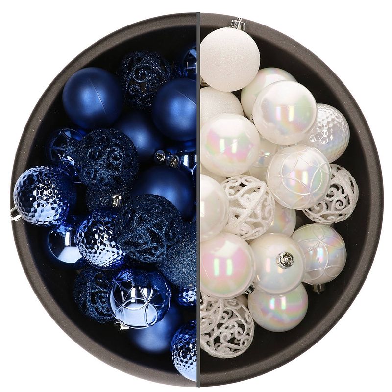 Foto van 74x stuks kunststof kerstballen mix van parelmoer wit en kobalt blauw 6 cm - kerstbal