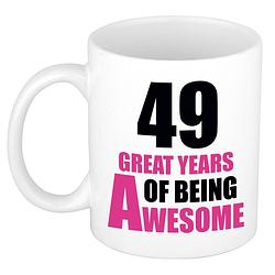 Foto van 49 great years of being awesome cadeau mok / beker wit en roze - feest mokken