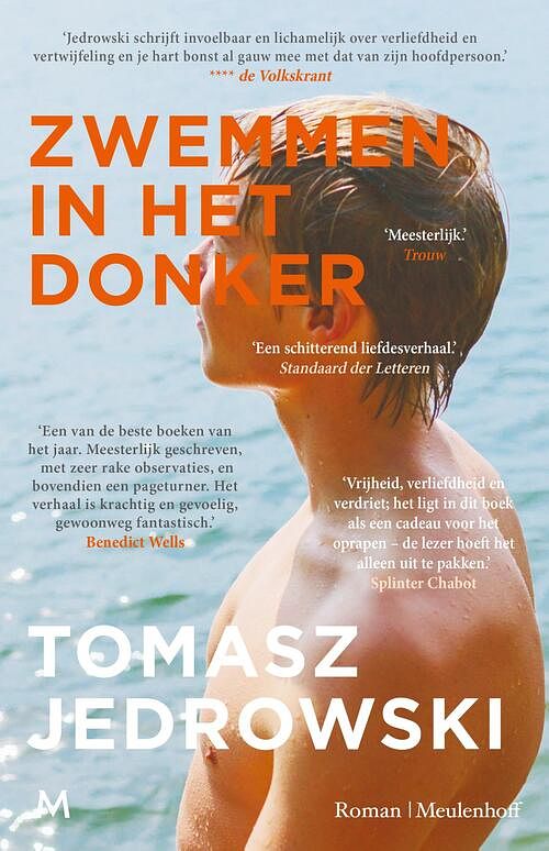 Foto van Zwemmen in het donker - tomasz jedrowski - paperback (9789029097260)