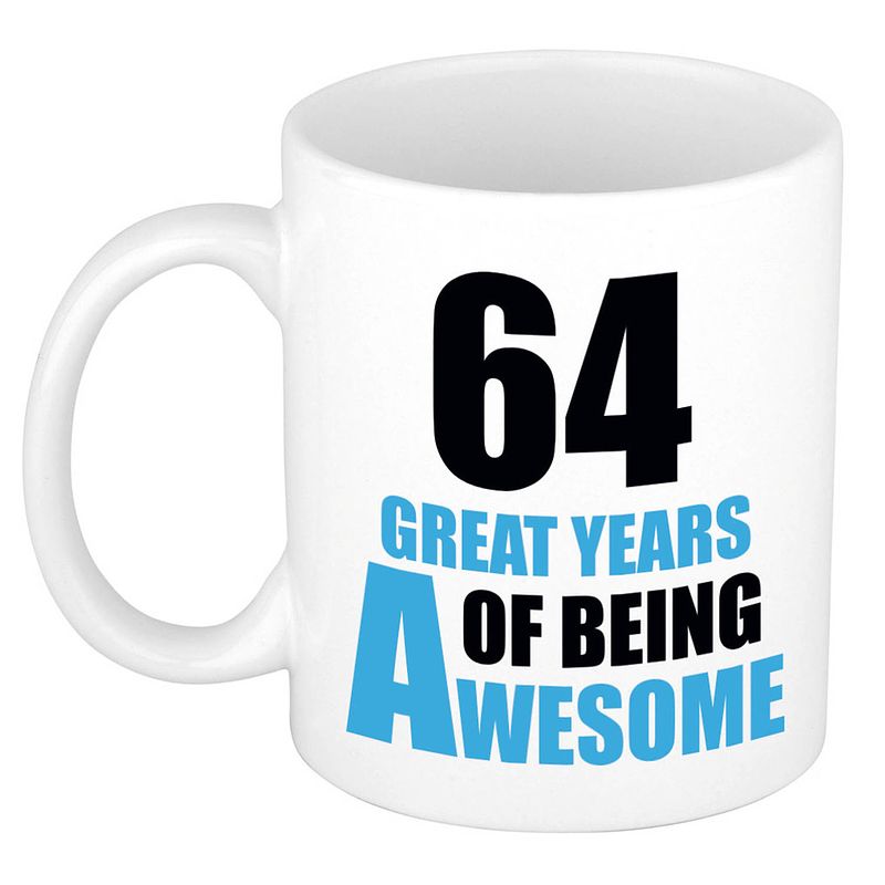 Foto van 64 great years of being awesome cadeau mok / beker wit en blauw - feest mokken