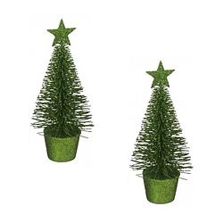 Foto van 2x stuks klein groen kerstboompje 15 cm kerstdecoratie/kerstversiering - kunstkerstboom