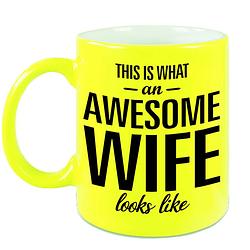 Foto van Awesome wife / echtgenote neon gele cadeau mok / beker 330 ml - feest mokken