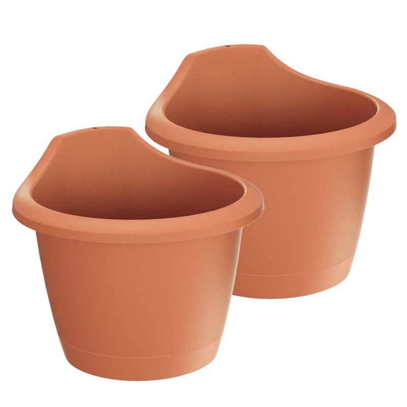 Foto van 2x stuks muur/wand bevestiging plantenpotten/bloempotten kunststof dia 24 cm terra cotta - plantenpotten