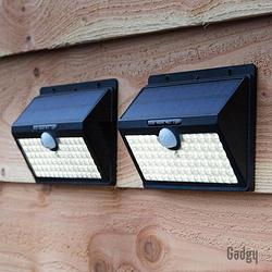 Foto van Gadgy solar wandlamp buiten met bewegingssensor - set van 2 - 78 leds - tuinverlichting op zonne-energie