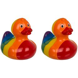 Foto van Rubber badeendje - 2x - gay pride/regenboog thema kleuren - badkamer artikelen - feestdecoratievoorwerp