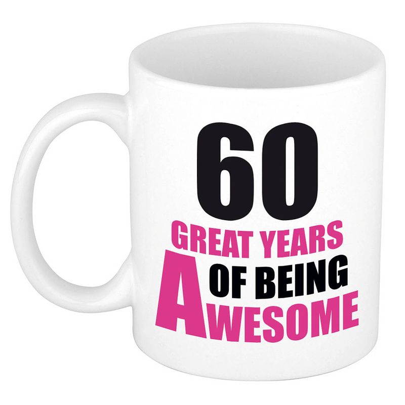 Foto van 60 great years of being awesome cadeau mok / beker wit en roze - feest mokken