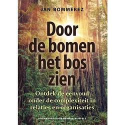 Foto van Door de bomen het bos zien