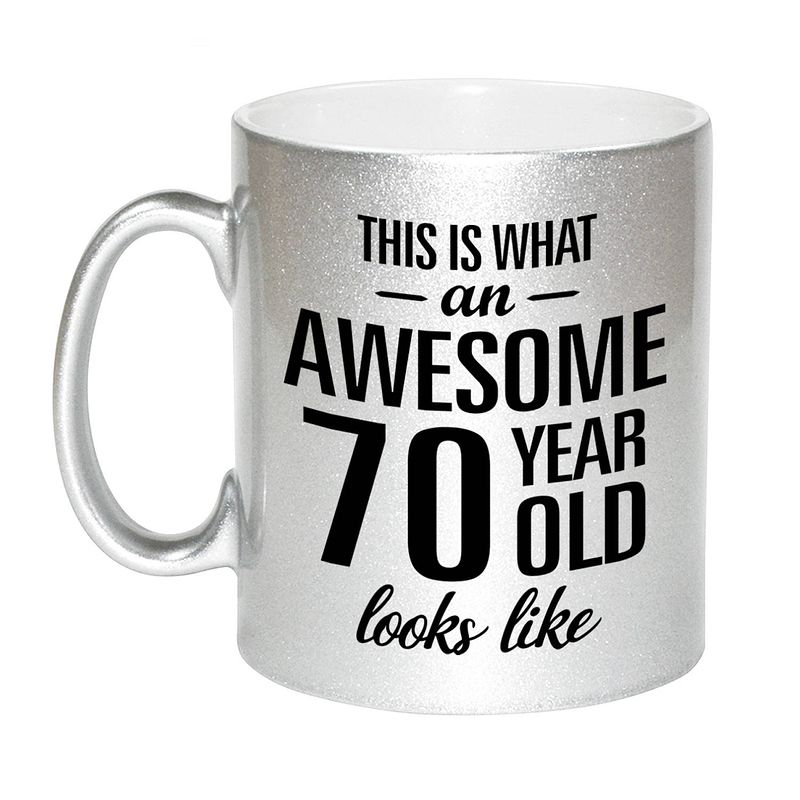 Foto van Awesome 70 year cadeau mok / beker zilver 330 ml - feest mokken