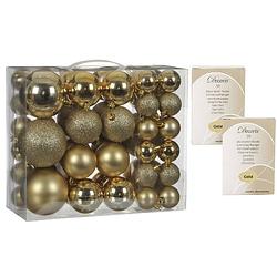 Foto van 46x stuks kunststof kerstballen goud 4, 6 en 8 cm inclusief kerstbalhaakjes - kerstbal