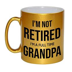 Foto van Im not retired im a full time grandpa / opa pensioen mok / beker goud afscheidscadeau 330 ml - feest mokken