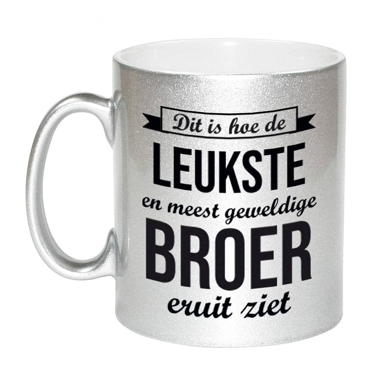 Foto van Zilveren leukste en meest geweldige broer cadeau koffiemok / theebeker 330 ml - feest mokken