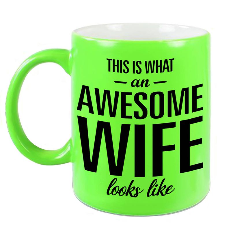 Foto van Awesome wife / echtgenote neon groene cadeau mok / beker 330 ml - feest mokken