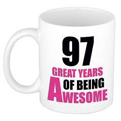 Foto van 97 great years of being awesome cadeau mok / beker wit en roze - feest mokken