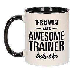 Foto van Awesome trainer / geweldige trainer mok / beker zwart wit 300 ml - cadeau mokken - feest mokken