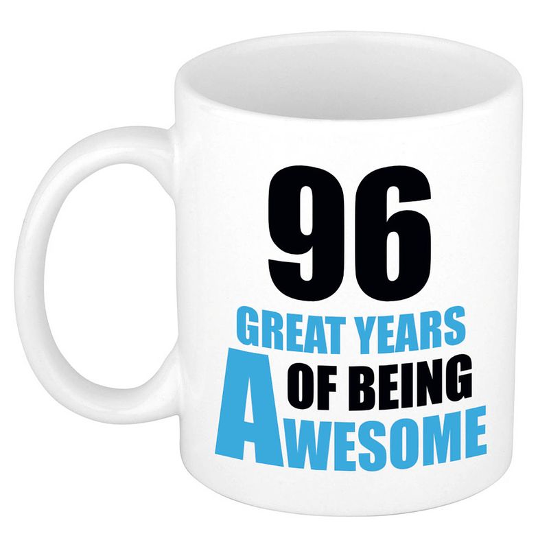 Foto van 96 great years of being awesome cadeau mok / beker wit en blauw - feest mokken