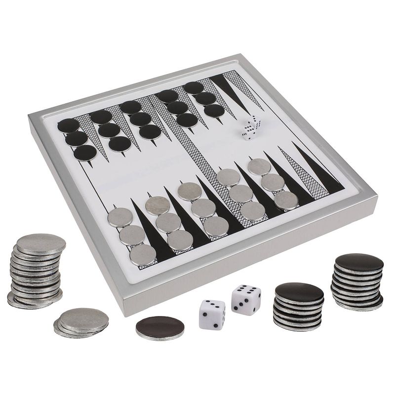 Foto van Backgammon spel met metalen fiches - actiespellen