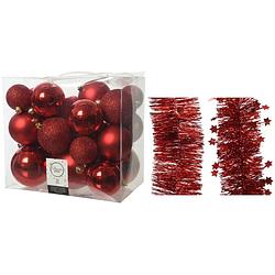 Foto van Kerstversiering kunststof kerstballen 6-8-10 cm met folieslingers pakket rood van 28x stuks - kerstbal